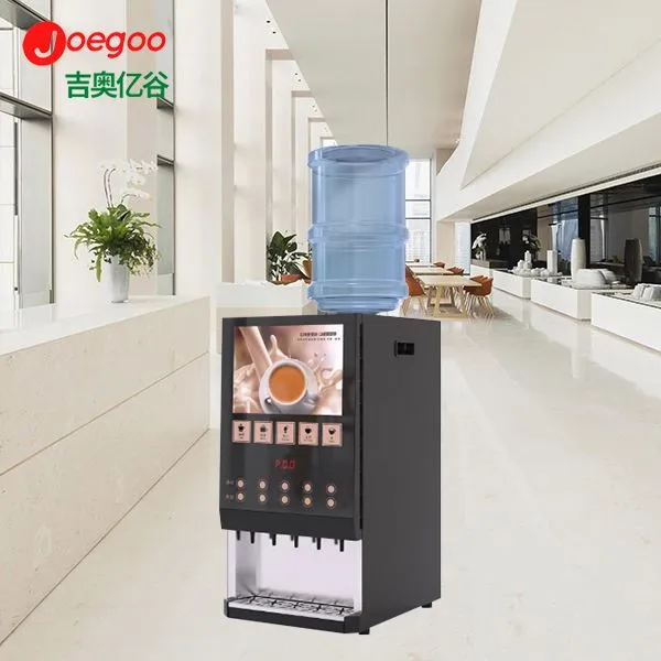 커피 차와 뜨거운 물 기계